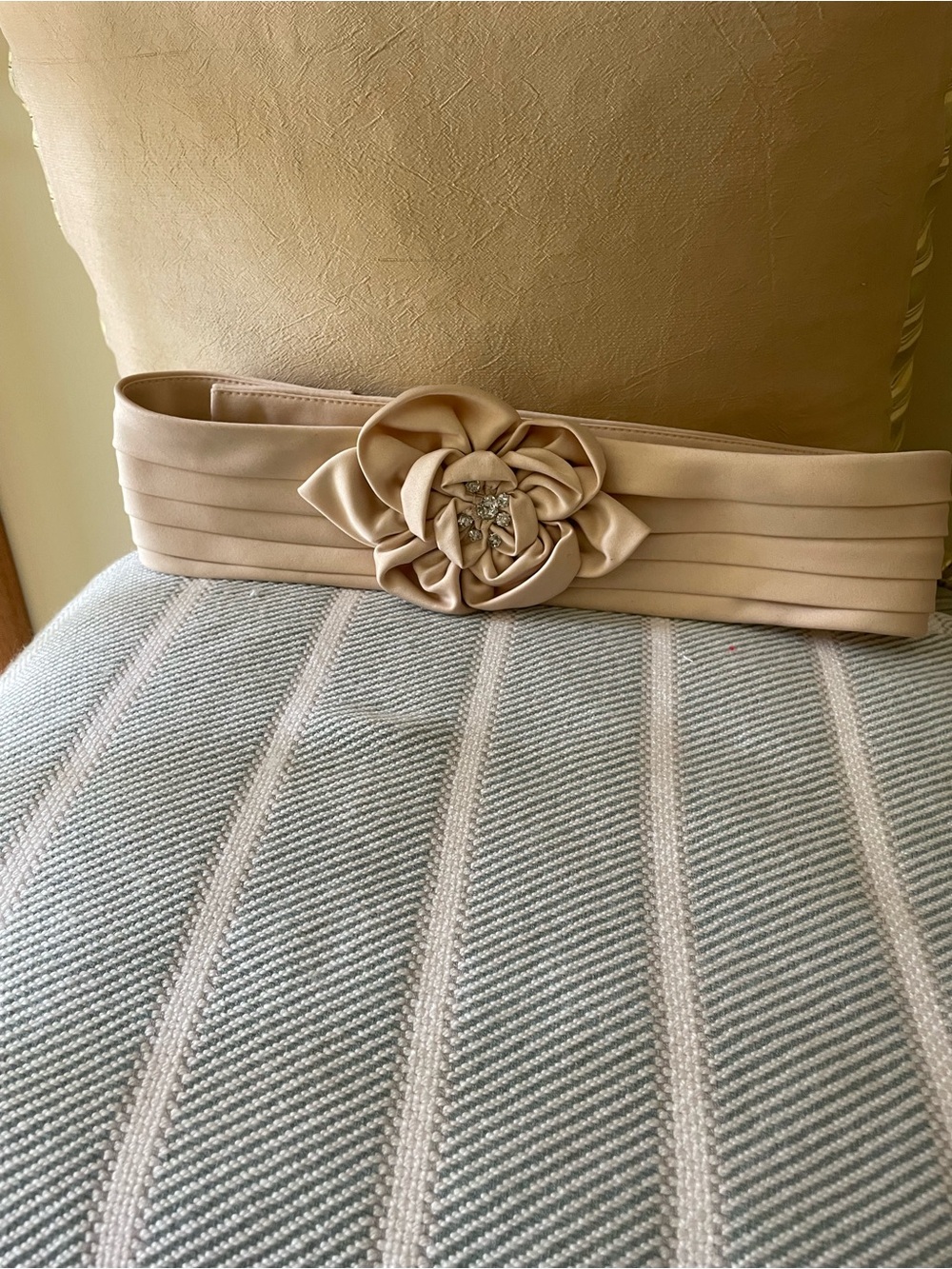 Neutral Beige Floral Obi Belt with Center Embellishment -EUC - Picture 2 of 13